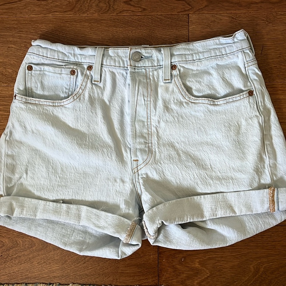 Light wash Levi’s 501 shorts